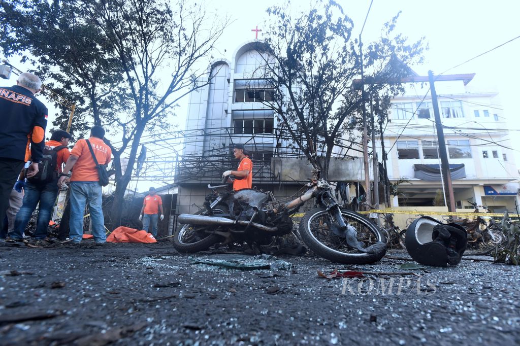 Petugas Inafis berada di lokasi kejadian bom meledak di Gereja Pantekosta Pusat Surabaya di Jalan Arjuna, Surabaya, Minggu (13/5/2018). Teroris meledakkan bom di tiga gereja di Surabaya.