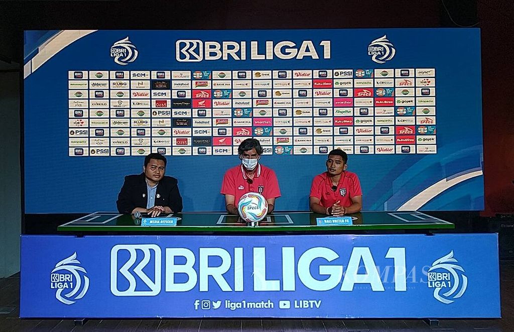 Bali United is set to face Persikabo 1973 in a continued match of BRI League 1 2023/2024 at Kapten I Wayan Dipta Stadium in Gianyar, Friday (29/9/2023). Bali United coach Alessandro Stefano Cugurra Rodrigues (middle) along with Bali United player I Kadek Agung Widnyana Putra (right) held a press conference at Kapten I Wayan Dipta Stadium in Gianyar on Thursday (28/9/2023).