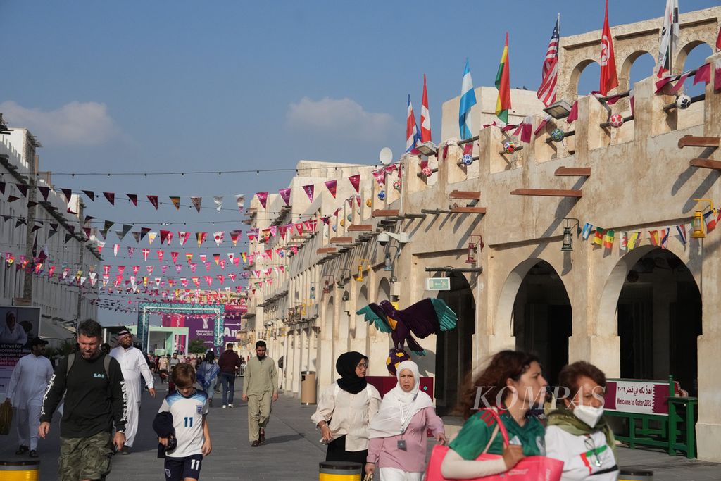 Warga beraktifitas di kawasan Souq Waqif, Doha Qatar, Minggu (11/12/2022). Kawasan Souq Waqif menjadi tujuan wisata bagi turis yang berkunjung ke Qatar. Berbagai cenderamata khas dan ragam restoran yang menyajikan kuliner timur tengah menjadi daya tarik tempat ini. 