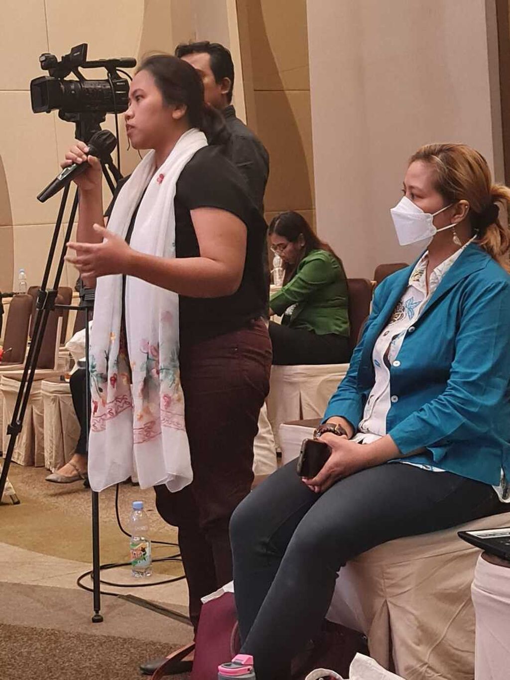 Karsiwen dari Kabar Bumi bertanya saat Peluncuran Catatan Tahunan (Catahu) Komnas Perempuan 2023, Selasa (7/3/2023), di Hotel Santika Premier, Hayam Wuruk, Jakarta.