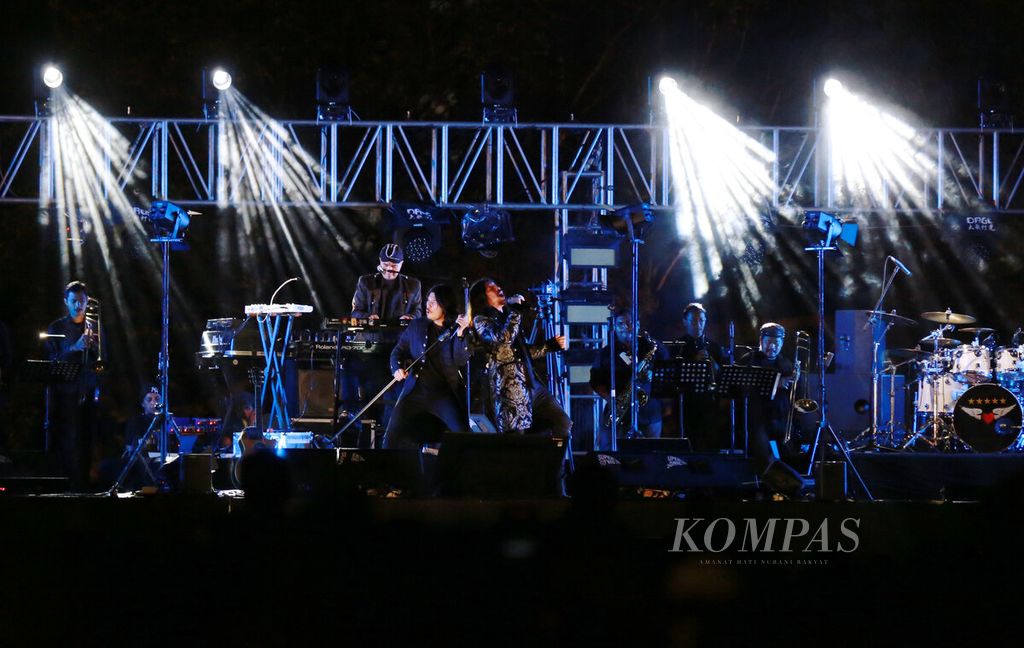 Vokalis Virzha (kiri) dan Marcello Tahitoe (Ello) membuka konser band kawakan Dewa 19 bertajuk <i>Legends Never Die</i> di Candi Prambanan, Sleman, DI Yogyakarta, Sabtu (6/8/2022) malam. Konser dengan formasi lengkap tersebut dalam rangka merayakan ulang tahun ke-30 Dewa 19.