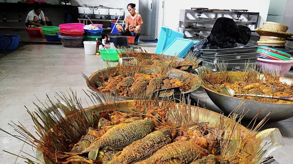 Proses masak ikan mas arsik di Lapo Marpadotbe, Rawamangun, Jakarta Timur, April 2017. 