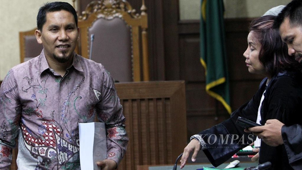 Terdakwa kasus dugaan suap dana otonomi khusus Aceh, Bupati Bener Meriah nonaktif Ahmadi (tengah), hadir mengikuti sidang di Pengadilan Tindak Pidana Korupsi Jakarta, Kamis (22/11/2018). Sidang dengan agenda pembacaan tuntutan oleh jaksa penuntut umum KPK menuntut Ahmadi dengan pidana empat tahun penjara dan denda Rp 250 juta, subsider enam bulan penjara, serta hukuman tambahan pencabutan hak untuk dipilih selama tiga tahun sejak selesai menjalani pidana.