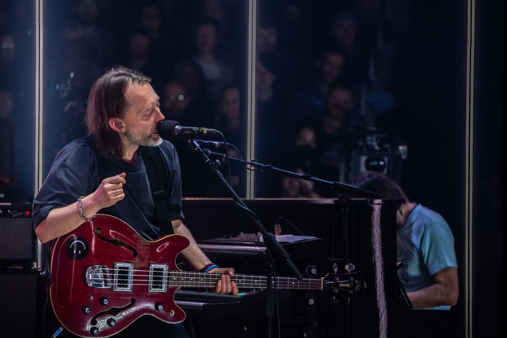 Thom Yorke tampil bersama grup barunya, The Smile, di gedung Magazine, London, Inggris, yang disiarkan secara virtual pada Sabtu dan Minggu (30/1/2022).