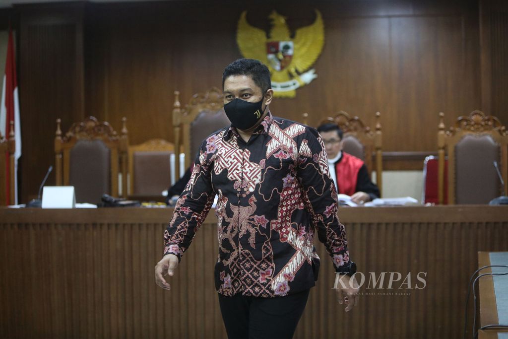 Terdakwa kasus dugaan suap terkait penanganan kasus di KPK, Stepanus Robin Pattuju, bersiap mengikuti sidang dengan agenda pembacaan putusan di Pengadilan Tindak Pidana Korupsi, Jakarta, Rabu (12/1/2022).