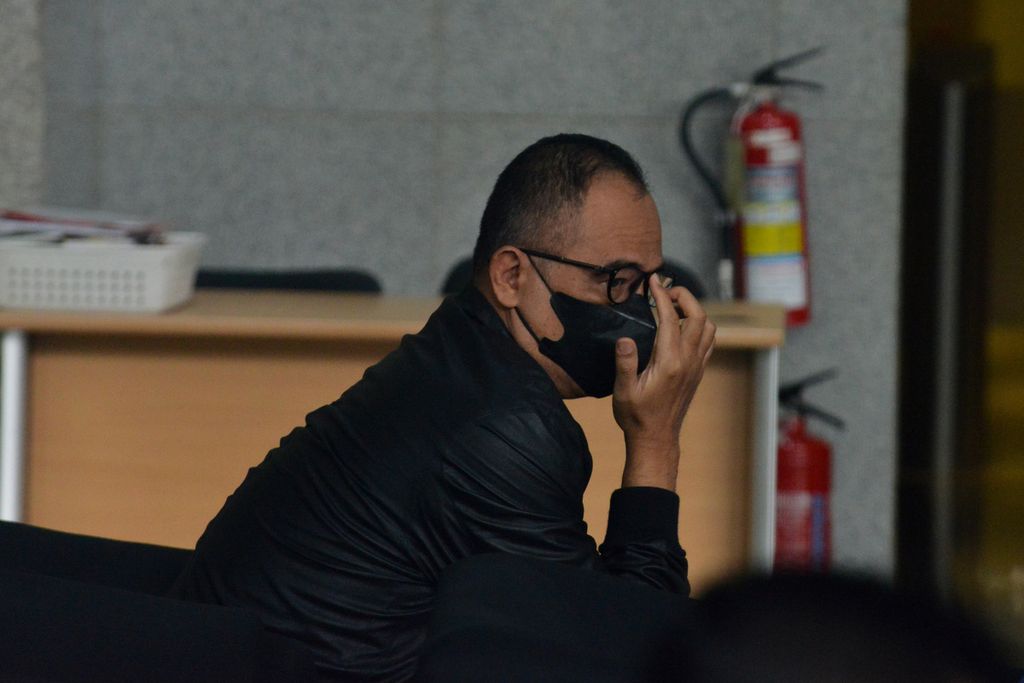 Bekas pejabat eselon III Direktorat Jenderal Pajak Kementerian Keuangan, Rafael Alun Trisambodo, menunggu panggilan di Gedung Komisi Pemberantasan Korupsi (KPK), Jakarta, Rabu (1/3/2023). Bekas pejabat eselon III Direktorat Jenderal Pajak Kementerian Keuangan Rafael Alun Trisambodo memenuhi panggilan KPK. Menurut rencana, KPK akan mengklarifikasi informasi seputar enam perusahaan yang dimiliki Rafael. Rafael Alun Trisambodo merupakan ayah dari tersangka Mario Dandy yang merupakan pelaku pemukulan terhadap Cristalino David Ozora. 
