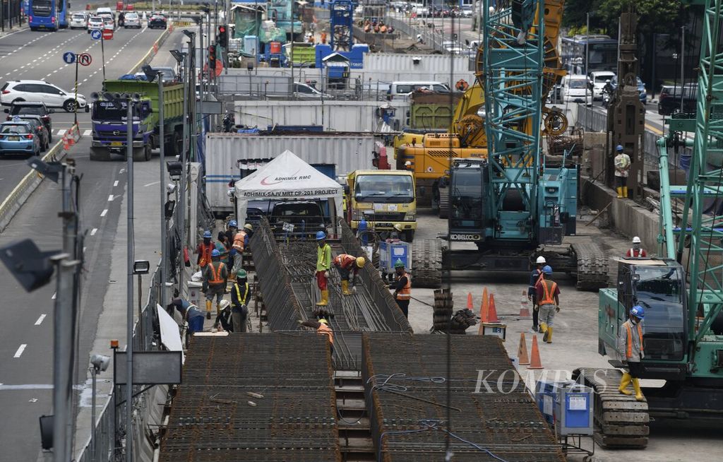 Aktivitas pekerja di lokasi proyek MRT Jakarta fase 2A paket kontrak atau CP 201 di Jalan MH Thamrin, Jakarta Pusat, Sabtu (8/1/2022). 