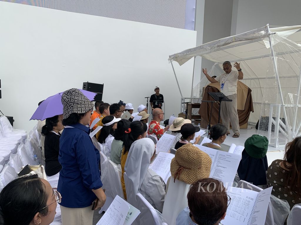 Anggota tim paduan suara berlatih menyanyikan lagu-lagu yang akan digunakan dalam misa akbar di Stadion Utama Gelora Bung Karno, Jakarta, Selasa (3/9/2024).