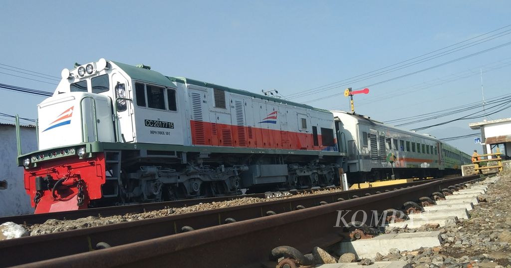 Kereta Api Penataran dari Blitar menuju Surabaya tengah memasuki Stasiun Singosari di Kabupaten Malang, Jawa Timur, Minggu (17/11/2019).