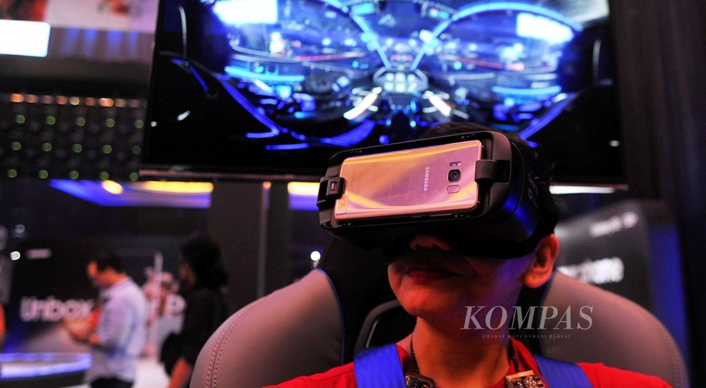 Pengunjung mencoba fitur <i>gear virtual reality</i> saat peluncuran seri telepon pintar Samsung Galaxy S8 dan S8+ untuk pasar Indonesia di Jakarta, beberapa waktu lalu.