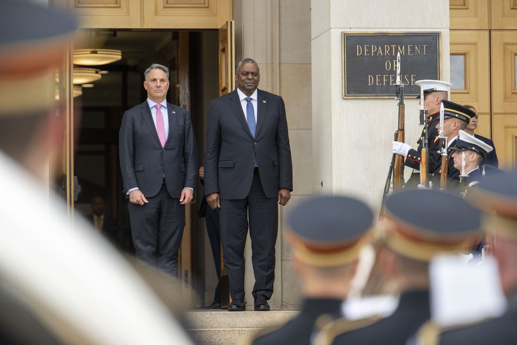 Menteri Pertahanan Amerika Serikat, Lloyd Austin (kanan), menyambut mitranya, Wakil Perdana Menteri sekaligus Menteri Pertahanan Australia, Richard Marles di Pentagon, Washington pada Selasa (31/10/2023).