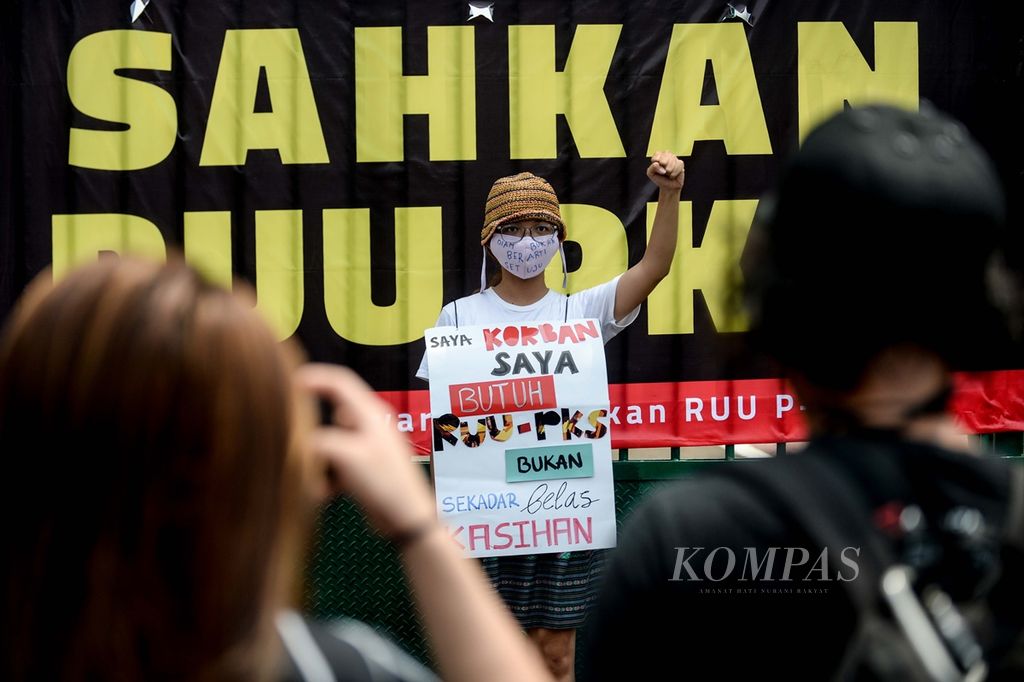 Para demonstran yang tergabung dalam Gerakan Masyarakat Sipil (Gemas) berdemonstrasi menuntut pengesahan RUU Penghapusan Kekerasan Seksual (Sekarang RUU TPKS) di depan Gedung DPR RI, Jakarta, Selasa (17/9). Mereka meminta DPR segera membentuk Tim Perumus RUU PKS dengan melibatkan masyarakat selama proses pembahasan RUU PKS.