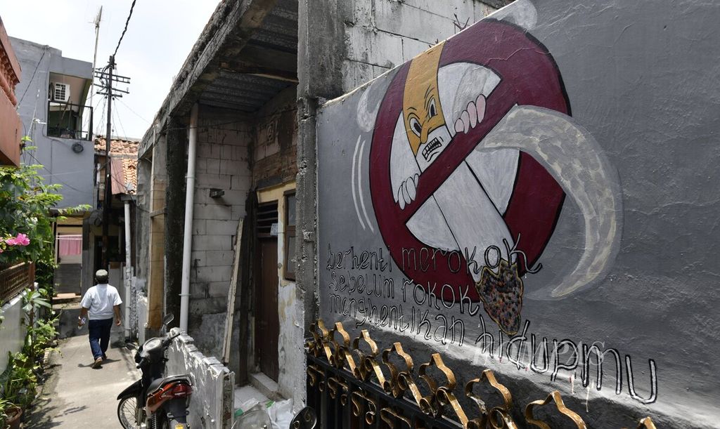 Mural bertema kawasan bebas asap rokok menghiasi permukiman warga di lingkungan RW 006 Kelurahan Kayu Manis, Matraman, Jakarta Timur, Kamis (7/10/2021). 