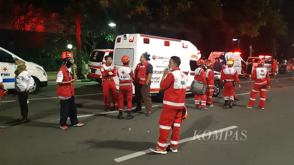 Beberapa sukarelawan Palang Merah Indonesia berjaga di Jalan MH Thamrin, Jakarta Pusat, untuk membantu korban bentrokan massa yang terluka, Rabu (22/5/2019).