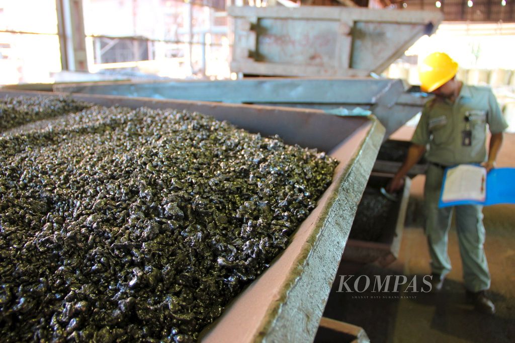 Pekerja memeriksa produk feronikel hasil pengolahan bijih nikel di pabrik PT Aneka Tambang (Antam) di Pomalaa, Kabupaten Kolaka, Sulawesi Tenggara, Jumat (11/5/2011). PT Antam merupakan satu-satunya perusahaan tambang yang memiliki pabrik feronikel dari puluhan perusahaan tambang nikel yang beroperasi di Sultra.