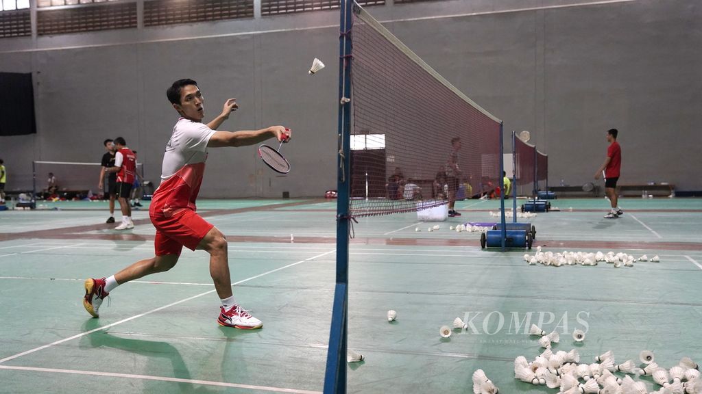 Pebulu tangkis tunggal putra, Jonatan Christie, berlatih menjelang turnamen All England 2023 di pelatnas Cipayung, Jakarta Timur, Rabu (1/3/2023).