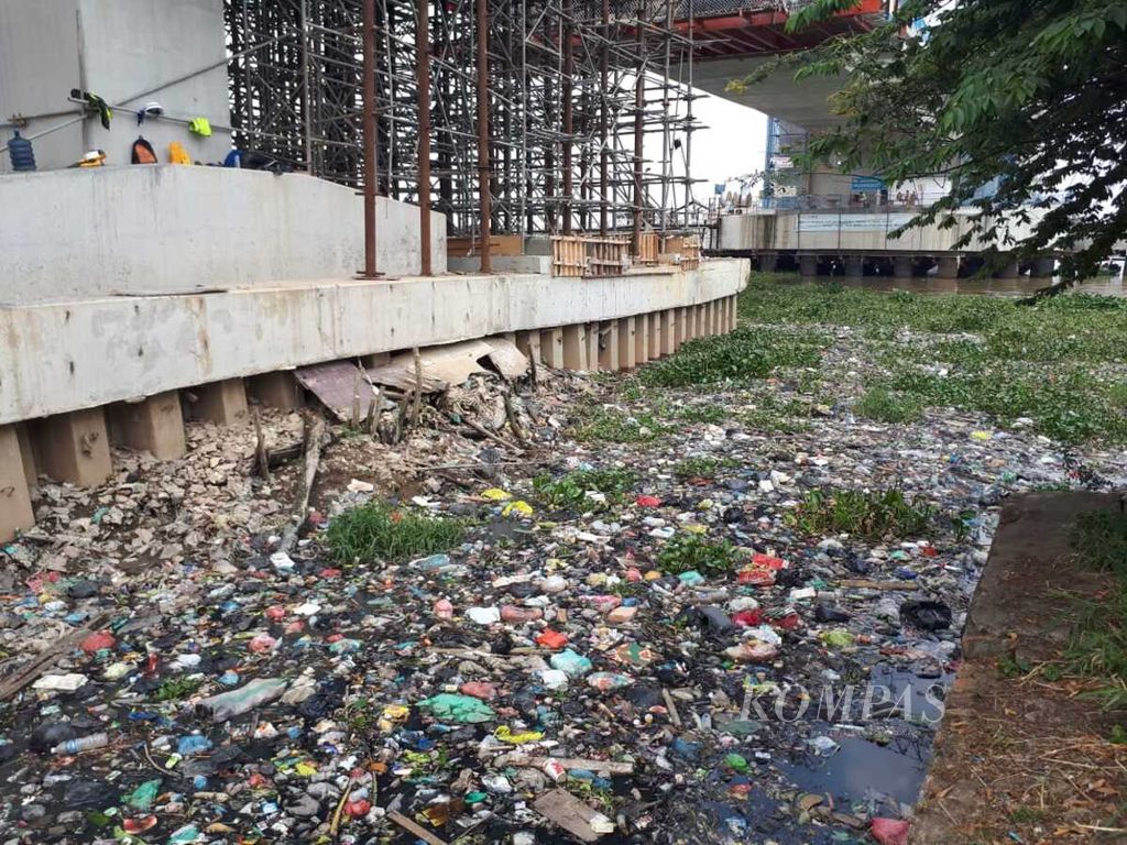 Tumpukan sampah ditemukan di aliran Sungai Jeruju, Ogan Komering Ilir, Sumsel, Kamis (13/9/2018). Di muara sungai ini ditemukan anak tangga bersejarah yang diduga buatan zaman Kesultanan Palembang.