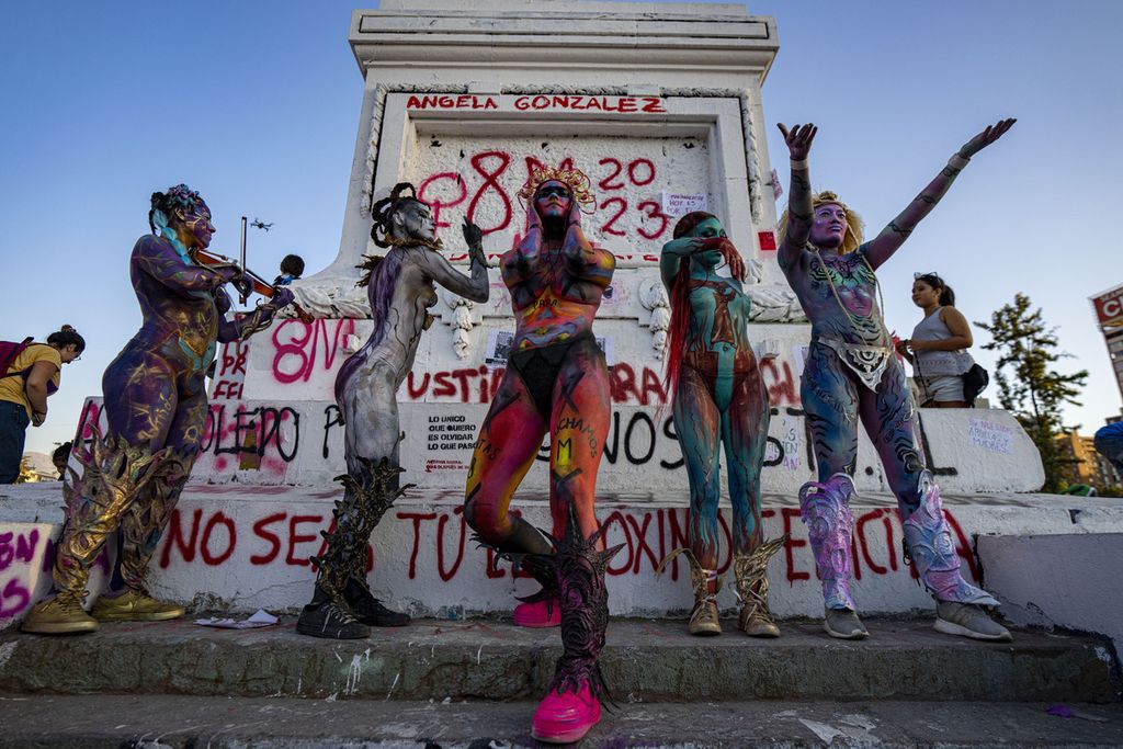 Perempuan dari kelompok feminis yang disebut Nuestros Pilares tampil selama demonstrasi menentang kekerasan berbasis jender pada Hari Perempuan Internasional di Santiago, Chile, Rabu (8/3/2023). 