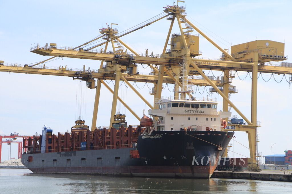 Kegiatan ekspor-impor dilaksanakan di Terminal Peti Kemas Belawan, Medan, Sumatera Utara, 1 Desember 2021. 