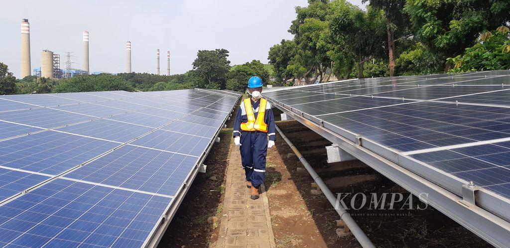 Paiton Energy membangun pembangkit listrik tenaga surya (PLTS) untuk mendukung penyediaan sumber energi terbarukan. Perusahaan membangun PLTS dari stasiun Photovoltaic (PV) untuk keperluan konsumsi sendiri dengan total kapasitas terpasang 1.013 kW dengan Sistem Tenaga Surya on-Grid. Proyek PLTS ini dipasang di area pembangkit Paiton (689 kW), atap gedung administrasi (65 kW), dan atap balai rekreasi di perumahan Paiton (289 kW). Listrik yang dihasilkan ini juga digunakan untuk mengisi daya bus listrik yang berfungsi sebagai transportasi karyawan sehari-hari. Hal itu dilakukan untuk menekan penggunaan batubara.