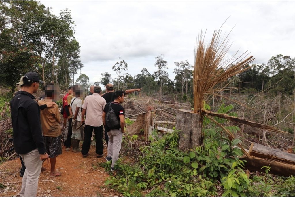 Petugas dari Kementerian Lingkungan Hidup dan Kehutanan serta Polda Sumsel melakukan operasi penangkapan auktor intelektualis perambahan hutan di kawasan Taman Wisata Alam Seblat, Rabu (12/10/2022). Perambahan ini mengancam habitat satwa dilindungi di kawasan tersebut.