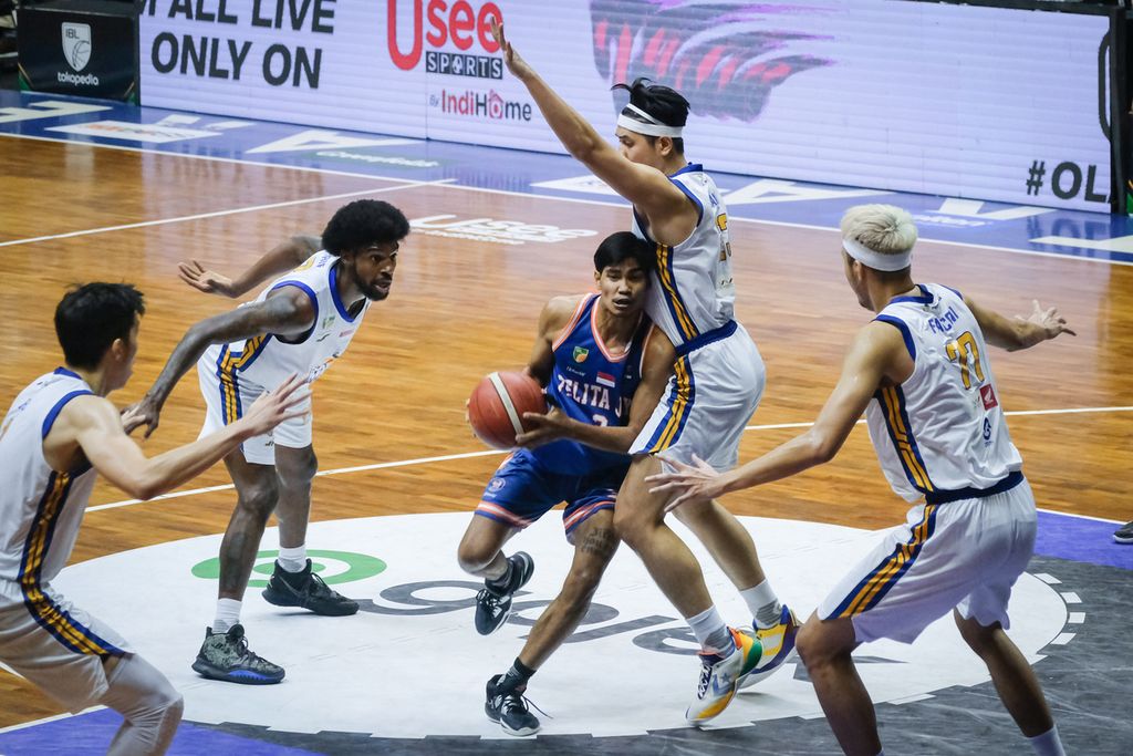 Guard Pelita Jaya Yesaya Saudale Lowhorn dikepung pemain Satria Muda Pertamina Jakarta dalam gim dua final di C-Tra Arena, Jabar, pada Minggu (28/8/2022). 