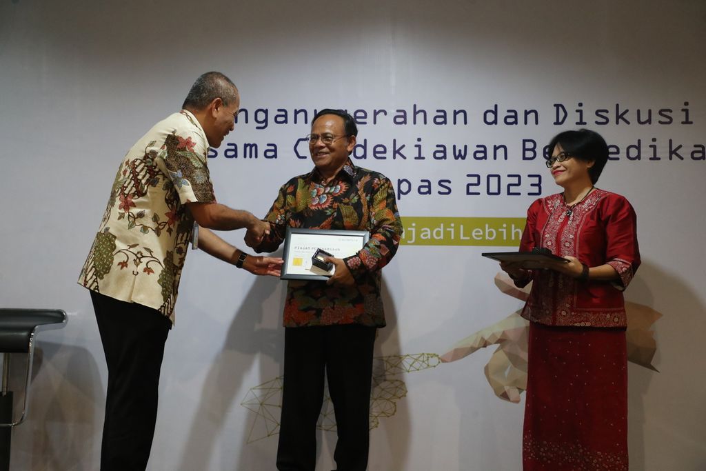 Pemimpin Umum Harian <i>Kompas</i> Lilik Oetama (kiri) menyerahkan piagam Cendekiawan Berdedikasi <i>Kompas </i>2023 kepada Rektor Universitas Islam Internasional Indonesia (UIII) Komaruddin Hidayat (tengah) dan Guru Besar Fakultas Psikologi Universitas Indonesia Elizabeth Kristi Poerwandari di Gedung Kompas Gramedia, Jakarta, Rabu (28/6/2023). Harian <i>Kompas </i>menggelar rangkaian acara untuk memperingati hari ulang tahun ke-58, di antaranya ziarah ke makam pendiri harian <i>Kompas</i>, Jakob Oetama dan PK Ojong, serta penganugerahan Cendekiawan Berdedikasi <i>Kompas </i>2023.