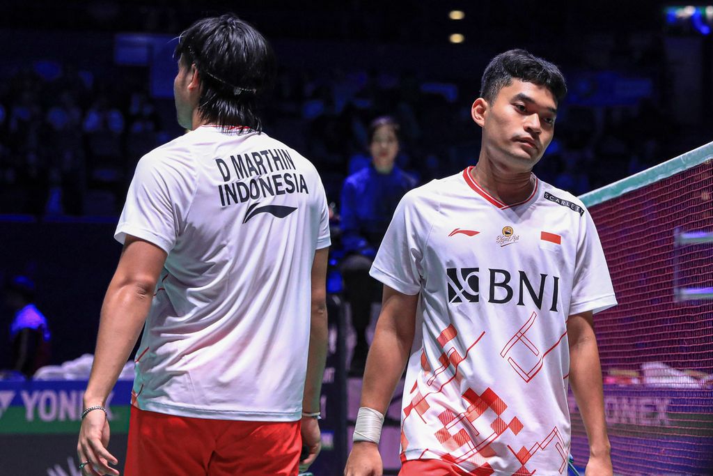 Ekspresi ganda putra Leo Rolly Carnando/Daniel Marthin setelah dikalahkan pasangan China, Wang Chan/Liang Wei Keng, 21-13, 19-21, 18-21, dalam pertandingan perempaf final All England di Utilita Arena, Birmingham, Inggris, Jumat (17/3/2023).