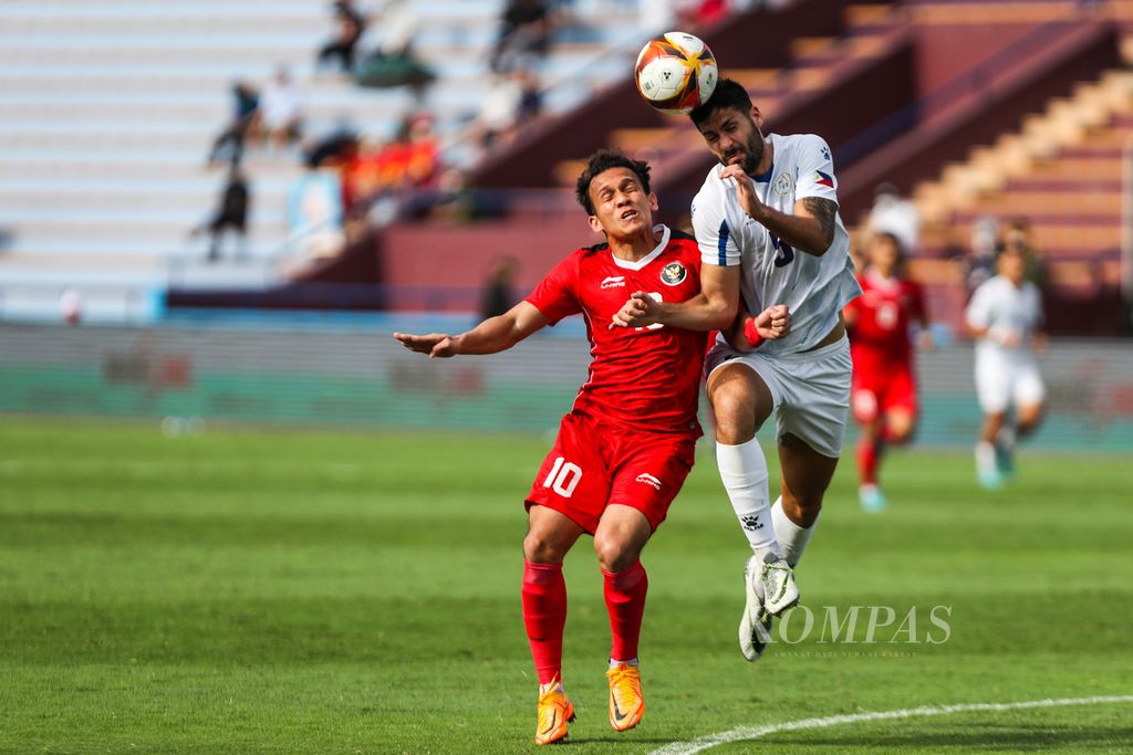 Striker timnas Indonesia, Egy Maulana Vikri (kiri), berebut bola dengan gelandang timnas Filipina, Enrique Linares Fernandez (kanan), dalam laga cabang sepak bola SEA Games Vietnam 2021 di Stadion Viet Tri, Phu Tho, Vietnam, Jumat (13/5/2022). Laga ini menjadi laga penentu skuad Garuda Muda untuk lolos penyisihan cabang sepak bola pesta olahraga Asia Tenggara ini. 