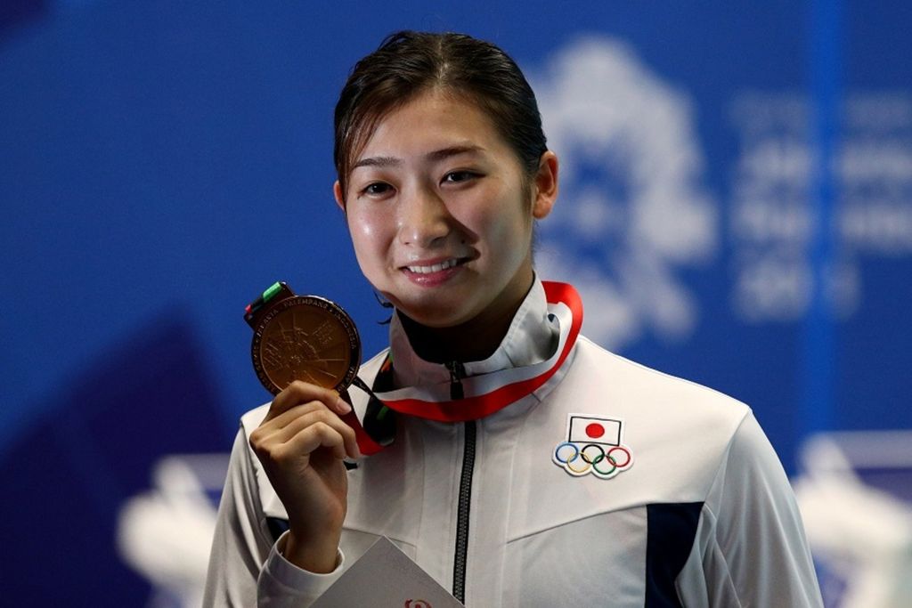 Perenang Jepang, Ikke Rikako, berpose setelah meraih emas nomor 100 meter gaya bebas Asian Games Jakarta-Palembang 2018 di Stadion Pusat Akuatik, Gelora Bung Karno, Jakarta, 20 Agustus 2018.