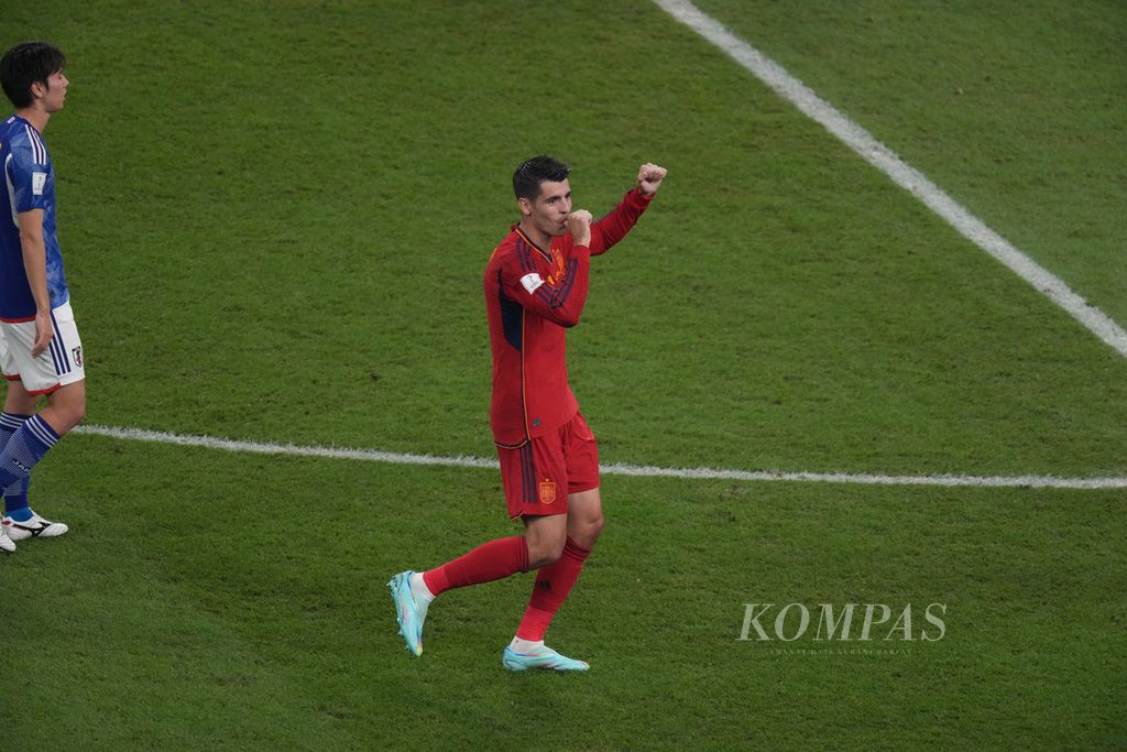 Pemain Spanyol ,Alvaro Morata, merayakan gol yang dicetaknya ke gawang Jepang dalam pertandingan di fase Grup E di Stadion Khalifa, Qatar, Jumat (02/12/2022) dini hari WIB. Jepang mengalahkan Spanyol 2-1. Jepang dan Spanyol lolos ke babak 16 besar Piala Dunia 2022.
