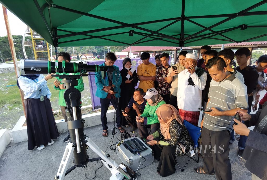 Warga melihat jalannya pengamatan Hilal awal Ramadhan 1444 Hijriah oleh Tim Hilal Badan Meteorologi, Klimatologi, dan Geofisika (BMKG) Stasiun Geofisika Mataram di Pantai Loang Baloq, Mataram, NTB, Rabu (22/3/2023).