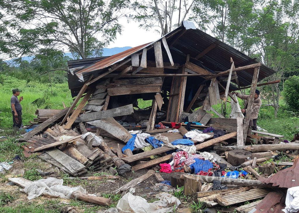 https://assetd.kompas.id/sH0DwtgFMaZwWQjPUaxIji76jW8=/1024x731/filters:watermark(https://cdn-content.kompas.id/umum/kompas_main_logo.png,-16p,-13p,0)/https%3A%2F%2Fkompas.id%2Fwp-content%2Fuploads%2F2021%2F12%2F20211203AIN_Rumah-Kebun-Dirusak-Gajah1_1638441296.jpg