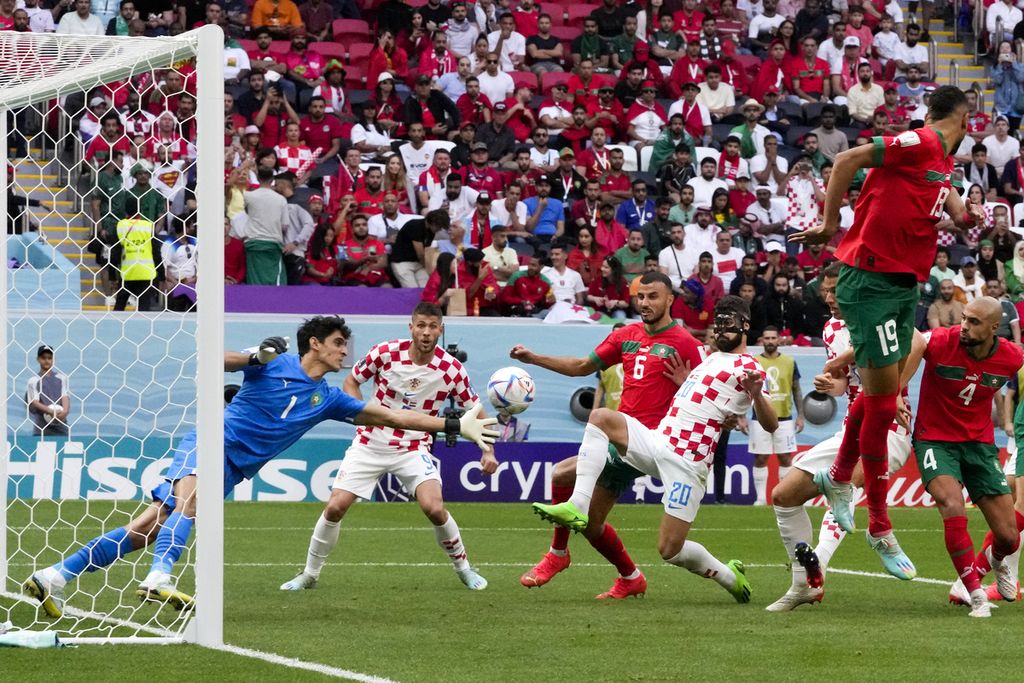 Kiper Maroko, Yassine Bounou (1), mencoba membelokkan bola saat pemain Kroasia, Josko Gvardiol (20), menyerang selama pertandingan sepak bola grup F Piala Dunia antara Maroko dan Kroasia di Stadion Al Bayt di Al Khor, Qatar (23/11/2022).