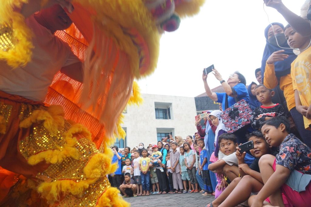 Atraksi barongsai dari Puhua School memeriahkan pembukaan Pasar Ramadhan di Universitas Muhammadiyah Purwokerto, Kabupaten Banyumas, Jawa Tengah, Kamis (23/3/2023).