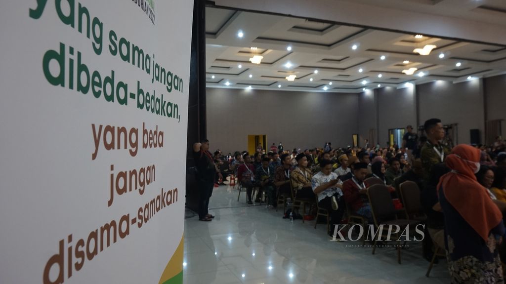 Suasana saat acara panggung budaya dalam Temu Nasional (Tunas) Jaringan Gusdurian di Asrama Haji Sukolilo, Surabaya, Jawa Timur, Sabtu (15/10/2022) malam. Tunas kurun 14-16 Oktober 2022 dihadiri oleh 1.500 anggota Jaringan Gusdurian dari Nusantara dan mancanegara meghasilkan lima resolusi dan rekomendasi yang mempersoalkan oligarki untuk inklusi sosial politik dan ekonomi.
