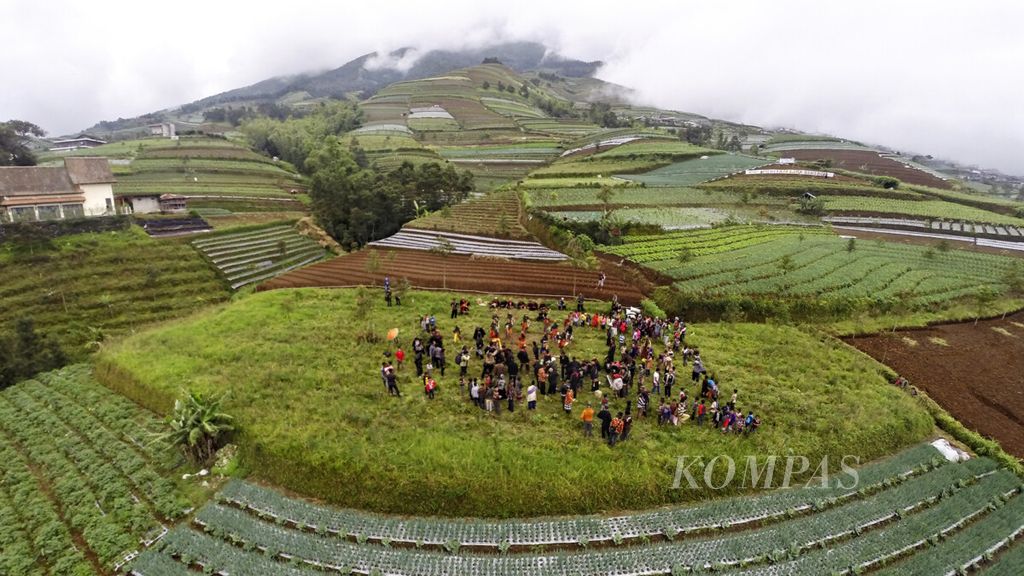 https://assetd.kompas.id/sHyYA_bi3qyJoqD359KclCkXfnQ=/1024x576/filters:watermark(https://cdn-content.kompas.id/umum/kompas_main_logo.png,-16p,-13p,0)/https%3A%2F%2Fkompas.id%2Fwp-content%2Fuploads%2F2020%2F10%2F20150223ED17.JPG_1603529059.jpg