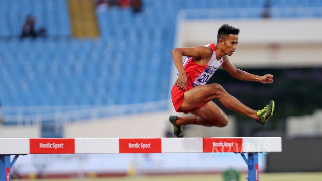 Aksi atlet Indonesia Atjong Tio Purwanto melewati rintangan gawang dalam nomor lari halang rintang 3.000 meter putra cabang atletik dalam SEA Games Vietnam 2021 di Stadion My Dinh, Hanoi, Vietnam, Senin (16/5/2022). Atjong Tio Purwanto meraih medali perunggu dalam nomor ini. Medali emas dan perak diraih atlet tuan rumah Vietnam, Le Tien Long dan Do Quoc Luat. 