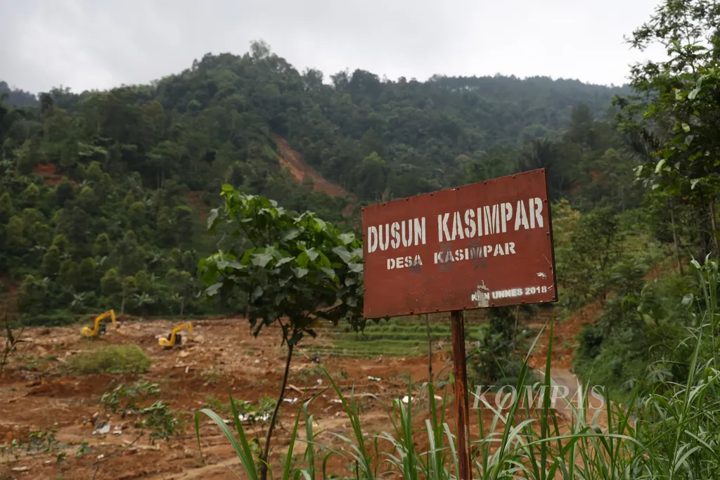 Desa Kasimpar yang menjadi jejak sejarah bencana alam di bentang alam kawasan hutan dan perbukitan Petungkriyono, Kabupaten Pekalongan, Jawa Tengah, Selasa (4/2/2025). Pascabencana longsor yang menyebabkan 26 orang meninggal tersebut saat ini masih menyisakan kerusakan jalan, jembatan, dan keterisolasian warga. Sebagian akses jalan mulai dibersihkan dari material longsor dan beberapa jembatan penghubung masih terputus.

Kompas/P Raditya Mahendra Yasa
24-01-2025
 *** Local Caption ***  