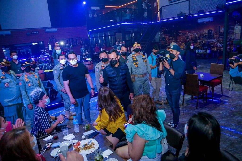 Wali Kota Bogor Bima Arya saat ikut inspeksi mendadak ke sejumlah kafe di Kota Bogor untuk memastikan aturan protokol kesehatan di masa PPKM 2 dilaksanakan, Minggu (9/1/2022). Dalam sidak, Bima dan petugas Satpol PP juga memeriksa izin penjualan minuman beralkohol.