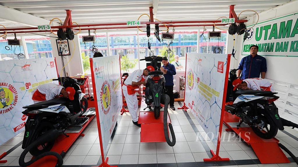 Peserta mengikuti kontes keterampilan teknik sepeda motor bertajuk Astra Honda Skill Contest (AHSC) for Vocational School 2018 di SMK Mitra Industri MM 2100, Cikarang, Bekasi, Jawa Barat, Selasa (16/10/2018). Sebanyak 40 siswa SMK terbaik dari seluruh Indonesia mengikuti AHSC tingkat nasional. Kegiatan ini bertujuan meningkatkan mutu pendidikan vokasi industri di Indonesia sekaligus membidik tenaga terampil dan kompeten dengan perkembangan teknologi sepeda motor.