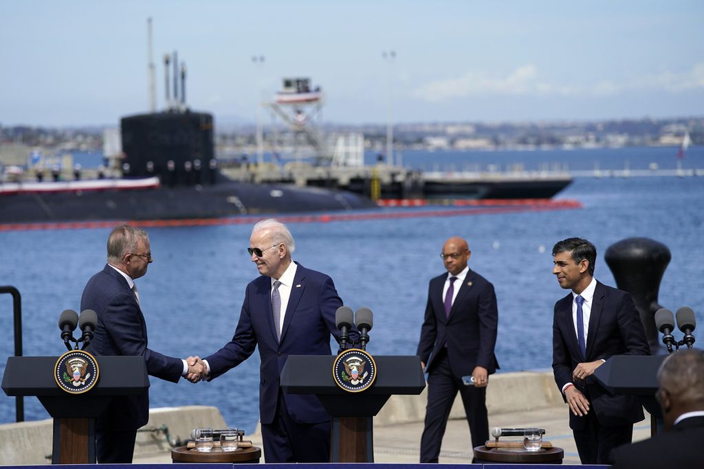 Perdana Menteri Australia Anthony Albanese (kiri) berjabat tangan dengan Presiden Amerika Serikat Joe Biden dengan Perdana Menteri Inggris Rishi Sunak di lokasi yang sama pada konferensi pers di Pangkalan Angkatan Laut Loma di San Diego, Amerika Serikat, Senin (13/3/2023). (AP Photo/Evan Vucci)