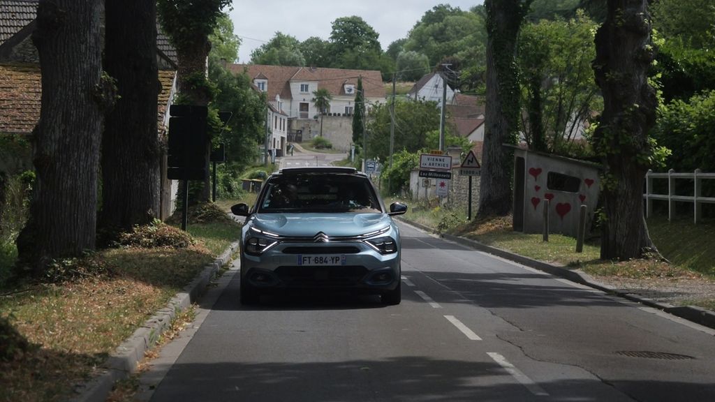 Mobil listrik Citroen e-C4 saat melintas di jalan urban menuju kota Évreux dari Paris, Perancis, pada Rabu (19/7/2023),