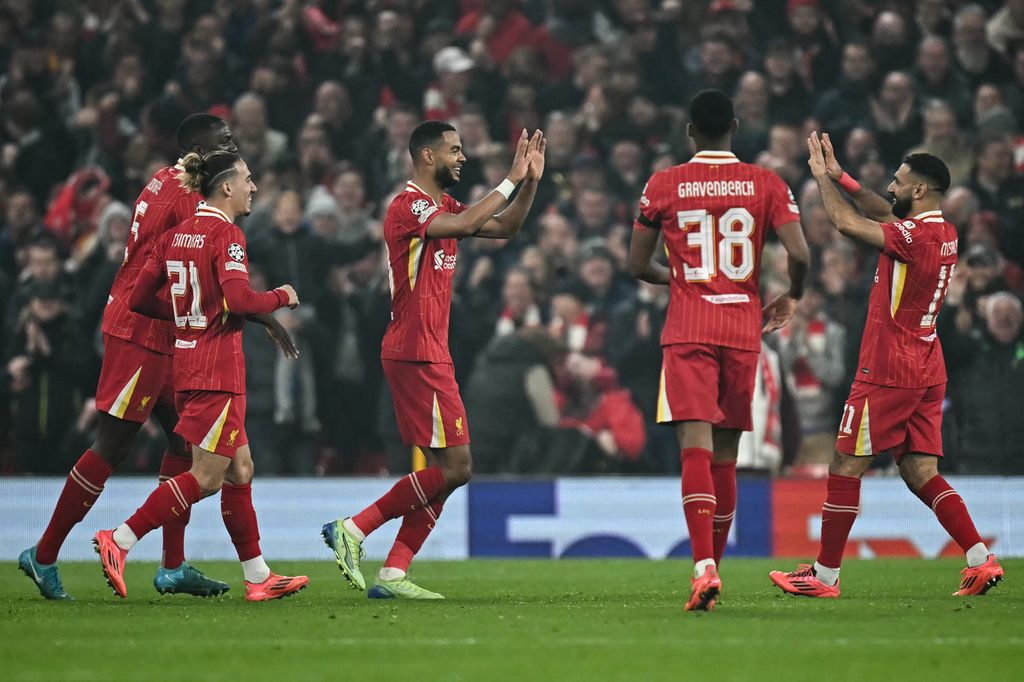 Penyerang Liverpool, Cody Gakpo (ketiga dari kiri), merayakan golnya ke gawang Bayer Leverkusen bersama Mohamed Salah pada gim Liga Champions, Rabu (6/11/2024) WIB, di Stadion Anfield.