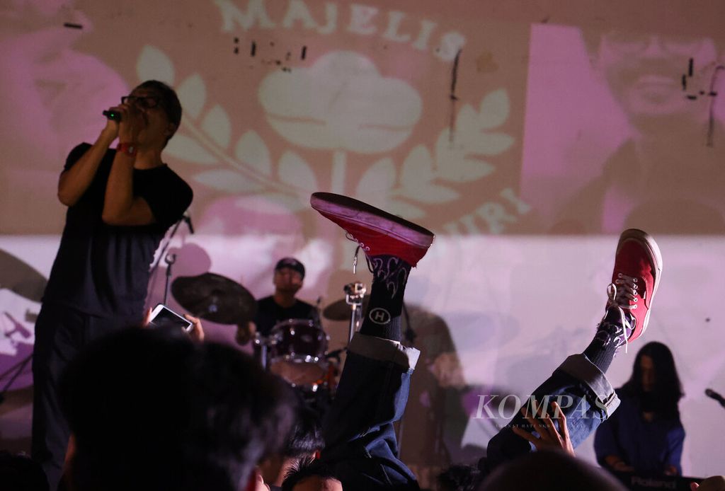 Kaki penonton saat <i>moshing</i> yang turut memanaskan pentas Band Majelis Lidah Berduri pada acara musik September Hitam di Auditorium Imam Barjo, Pleburan, Kota Semarang, Jawa Tengah, Sabtu (20/9/2025). 