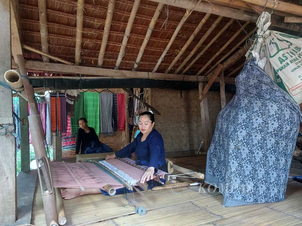 Warga Baduy menenun kain di Kampung Babakan Jaro, Desa Kanekes, Lebak, Banten, Selasa (1/10/2024). 