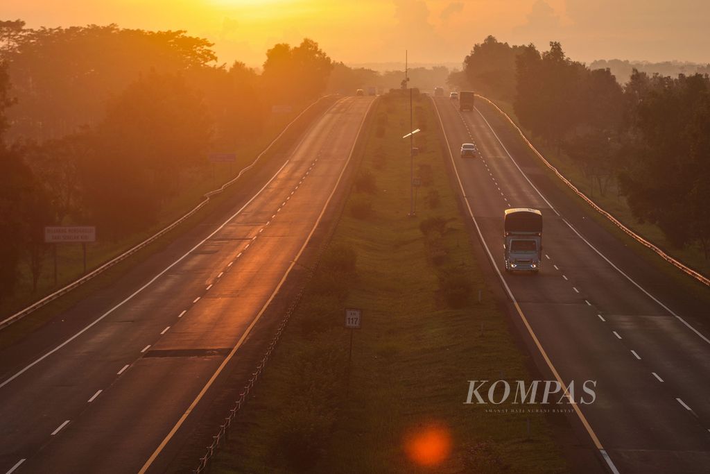 Suasana lalu lintas di Jalan Tol Cikampek-Palimanan Kilometer 117 di kawasan Cibogo, Subang, Jawa Barat, Jumat (24/3/2023) pagi. Jalan tol sepanjang 116,7 kilometer itu menjadi urat nadi perekonomian nasional. Puluhan ribu kendaraan hilir mudik setiap hari di jalur tersebut. Jalan Tol Cipali bisa memangkas jarak tempuh dari Jakarta ke Cirebon hingga 40 kilometer dibandingkan jalan arteri.