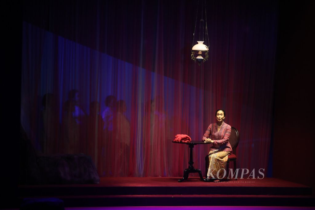 Pementasan Teater Musikal Monolog Inggit Garnasih di Ciputra Artpreneur, Kamis (18/5/2022). Monolog Happy Salma yang memerankan Inggit Garnasih ini terinspirasi dari roman <i>Kuantar ke Gerbang </i>karya Ramadhan KH yang mengeksplorasi lapisan-lapisan emosi yang dirasakan oleh Inggit selama 20 tahun menjalani pernikahan dengan Soekarno. 
