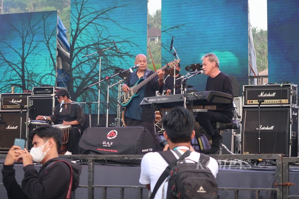 Musisi Fariz RM tampil dalam perhelatan Senggigi Sunset Jazz 2022 di Pantai Kerandangan, Batu Layar, Lombok Barat, Nusa Tenggara Barat, Sabtu (5/11/2022). Senggigi Sunset Jazz berlangsung selama 5-6 November 2022. 