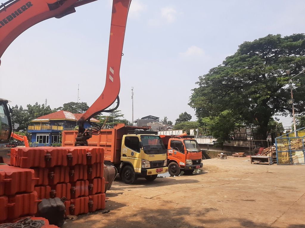 Truk pengangkut sampah disiagakan di Pintu Air Manggarai, Jakarta Pusat, Rabu (2/11/2022).